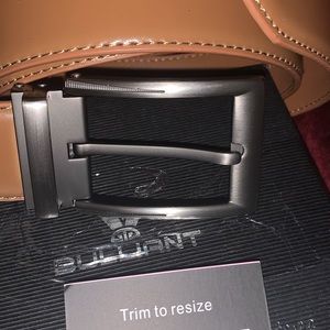 “Bulliant” Tan leather belt.